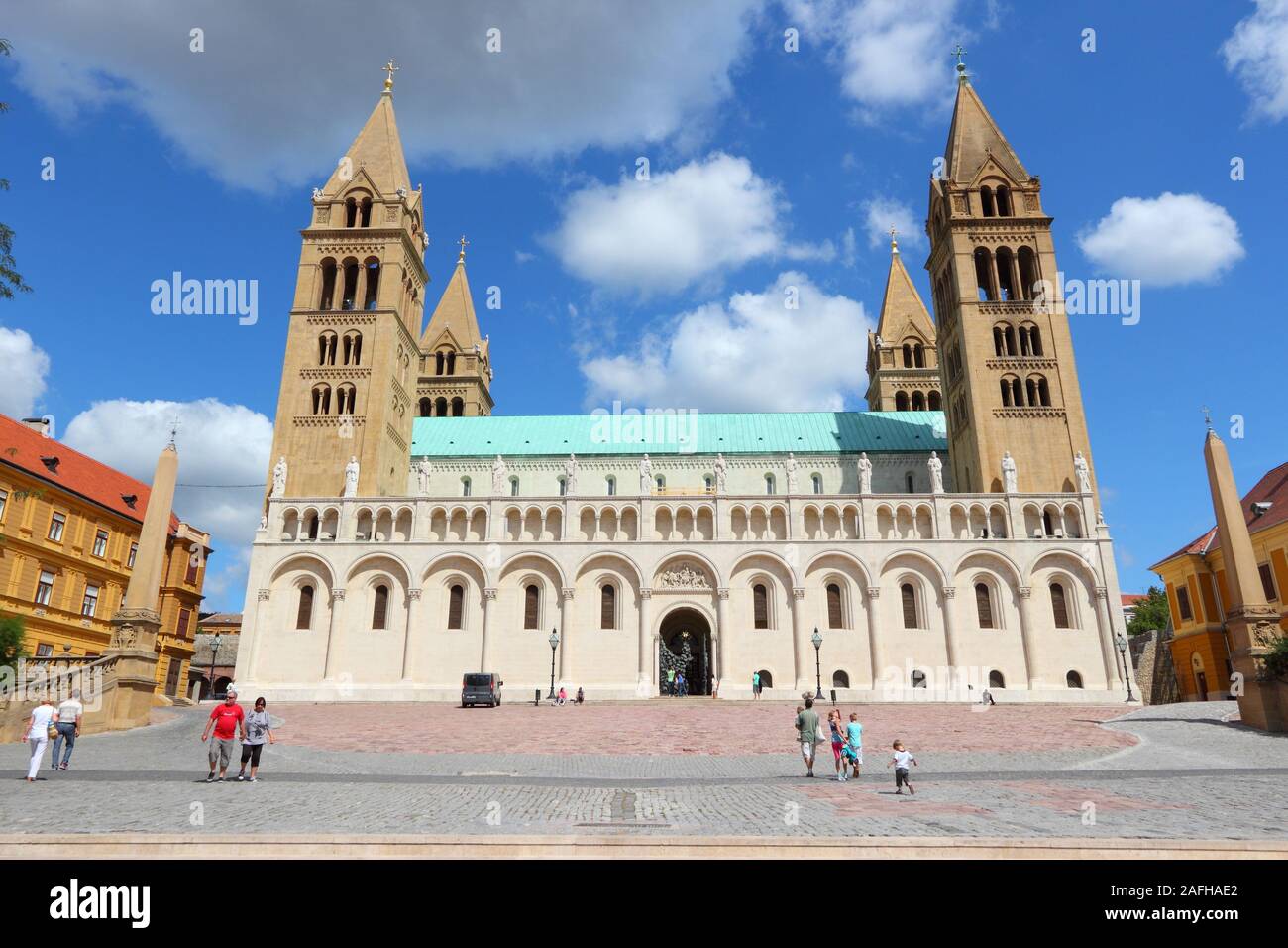 PECS, Ungarn - 12 August, 2012: die Menschen besuchen Sie die Kathedrale in Pecs, Ungarn. Pecs ist die fünftgrößte Stadt in Ungarn. Tourismus in Ungarn wächst, mit Stockfoto