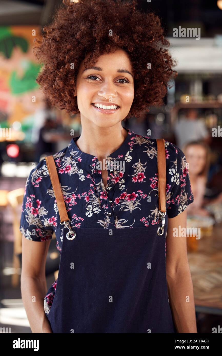 Porträt der Kellnerin, die in der geschäftigen Bar Restaurant Stockfoto