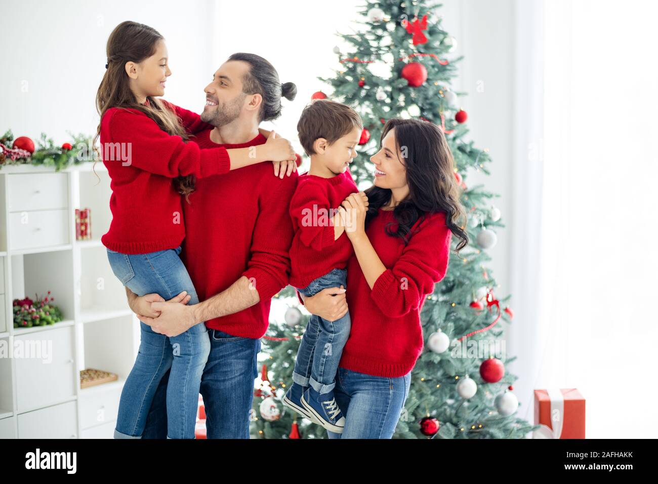Profil Seite Foto von großen ful Familie bezaubernde Mama Papa Schulmädchen junge genießen Weihnachten x-mas Ferien im Haus mit neujahr Dekorationen Stockfoto