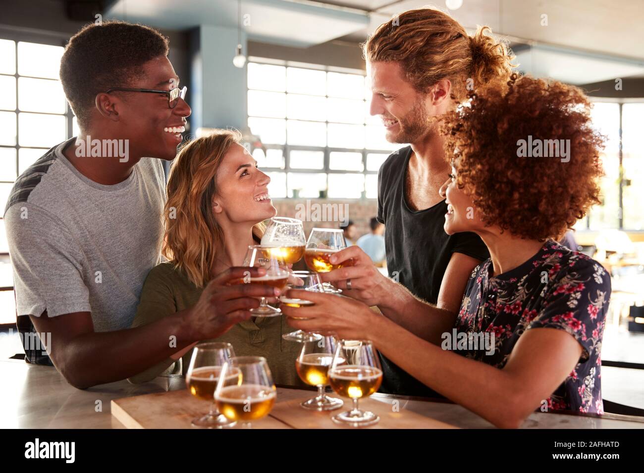 Gruppe von Freunden Bier Verkostung Sitzen an der Bar Stockfoto