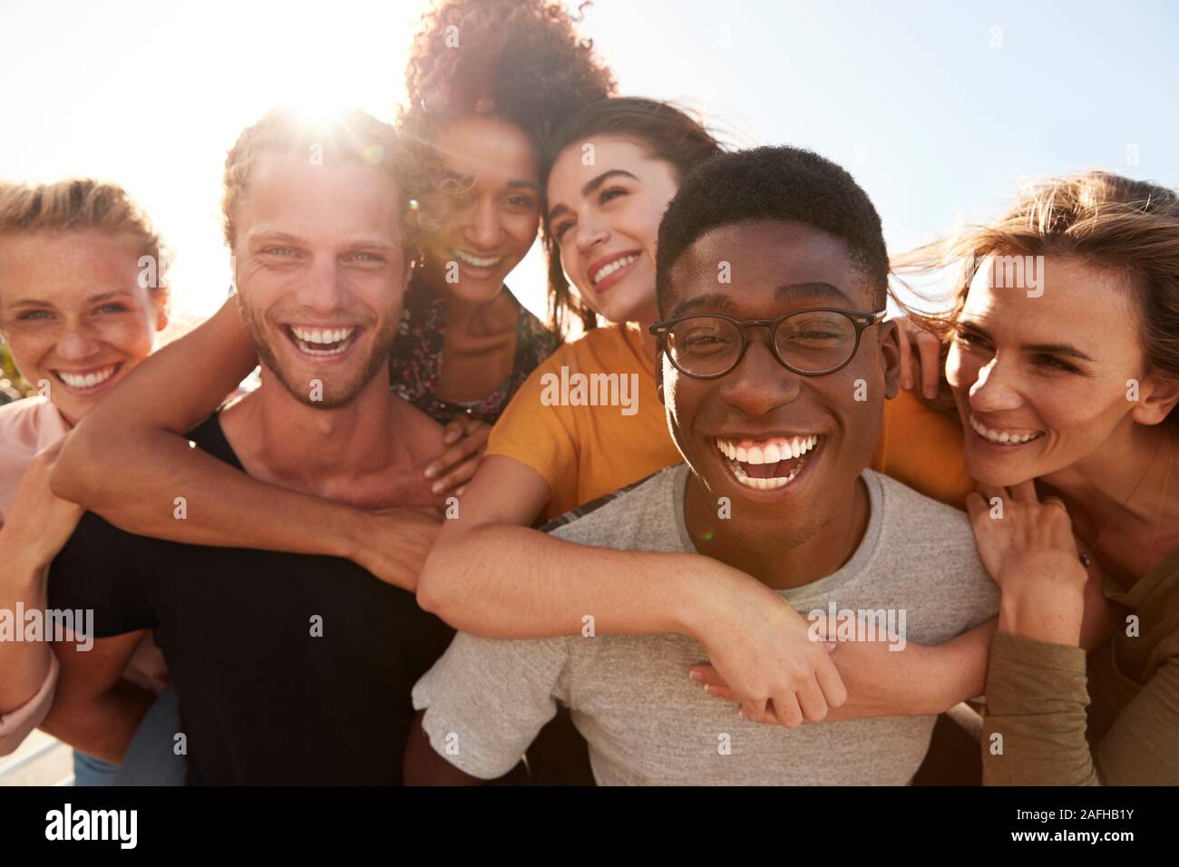 Portrait von Lächelnden jungen Freunde zu Fuß im Freien zusammen Stockfoto