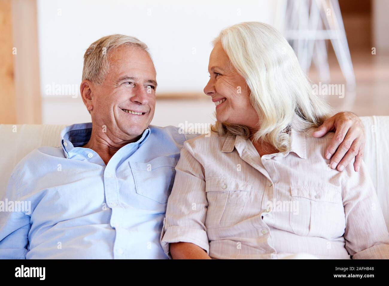 Senior weiß Paar zu Hause entspannen, Lächeln, Front View suchen, Nahaufnahme Stockfoto