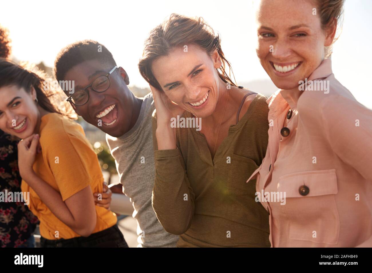 Portrait von Lächelnden jungen Freunde zu Fuß im Freien zusammen Stockfoto