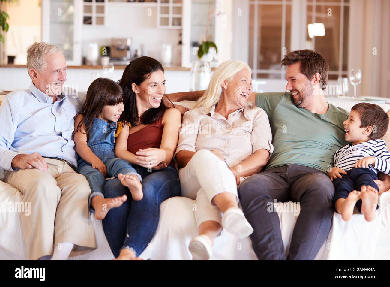 Gerne drei Generation weiß Familie sitzt auf einem Sofa zu Hause sich einander, Vorderansicht Stockfoto