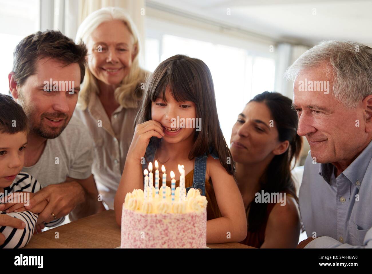 Drei Generation weiß Familie feiert Geburtstag der jungen Mädchen mit einem Kuchen und Kerzen, in der Nähe Stockfoto