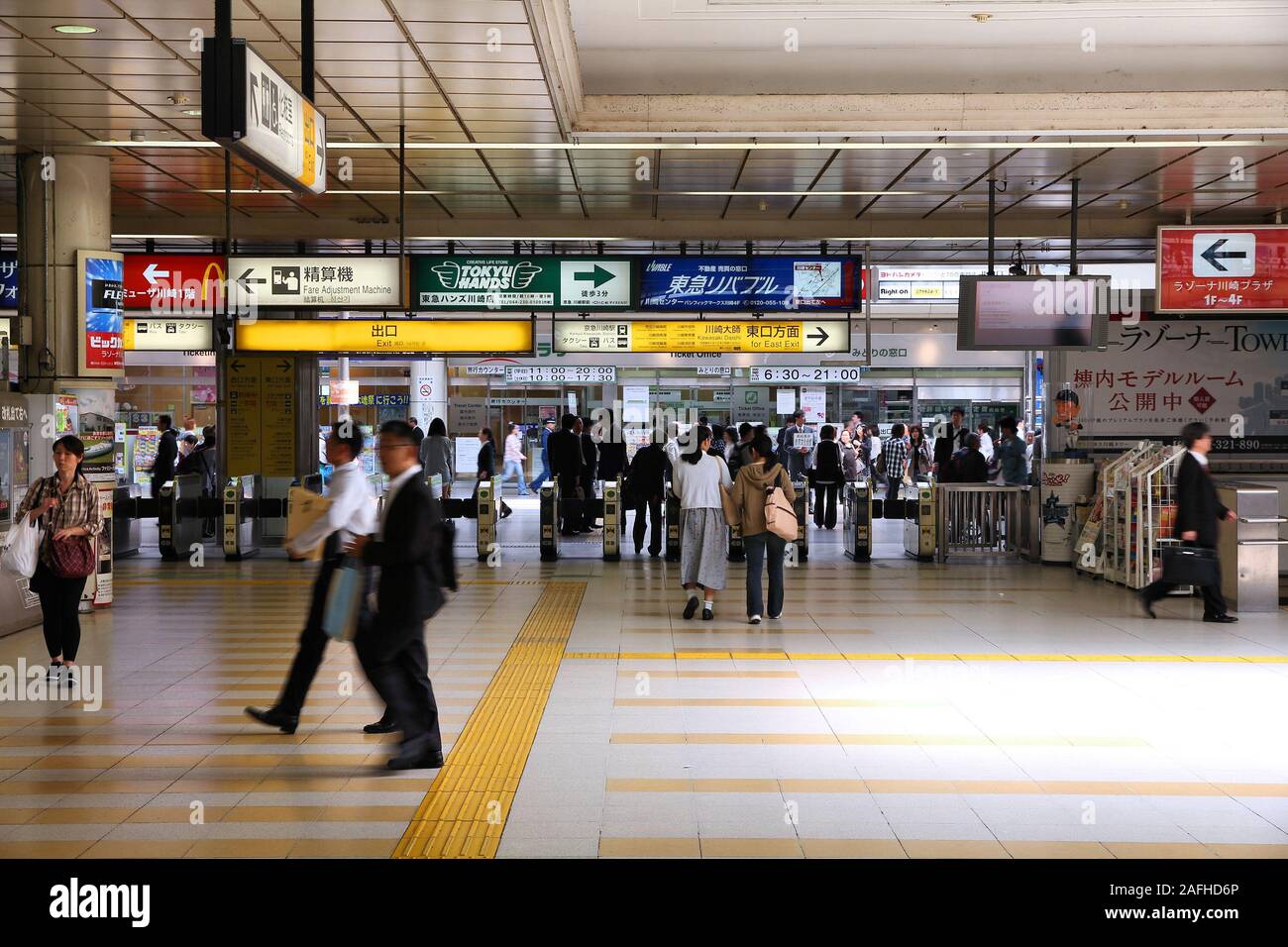 KAWASAKI, Japan - 10. MAI 2012: Passagiere am Bahnhof Kawasaki in Kawasaki, Japan warten. Mit 185,300 täglich Passagiere im Jahr 2010 Es ist 2 St Stockfoto
