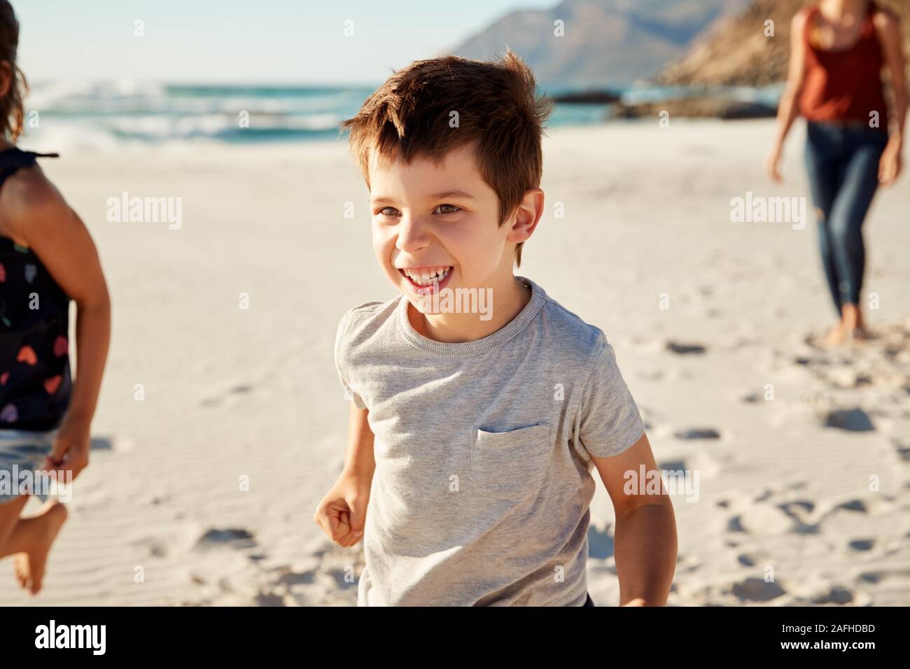 Vier Jahre alten weißen Jungen in die Ferien mit seiner Familie auf dem Strand, in der Nähe Stockfoto