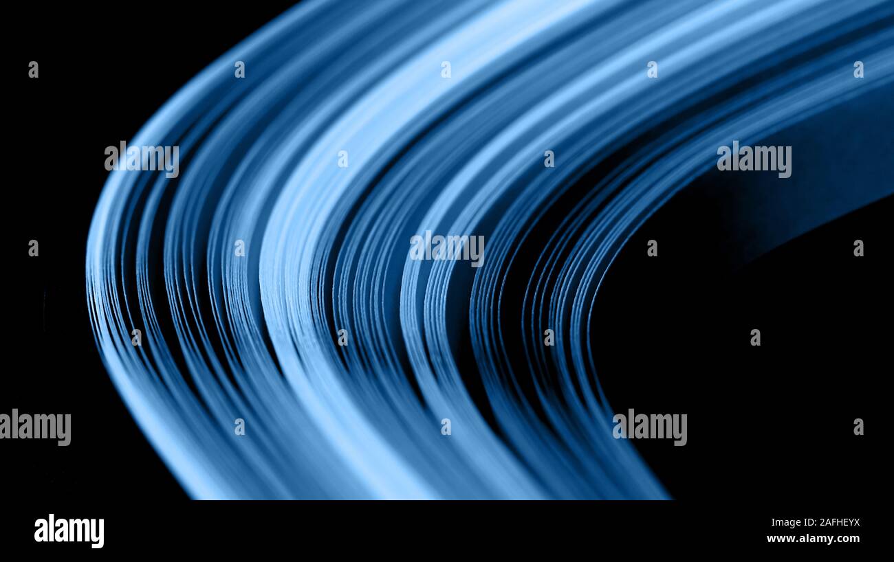 Makro Foto von hellen gewelltes Papier Bänder auf isolierten schwarzen Hintergrund. Abstrakte moderne Hintergrund in der angesagten Farbe Blau. Mockup für Ihr Design. Farbe Stockfoto