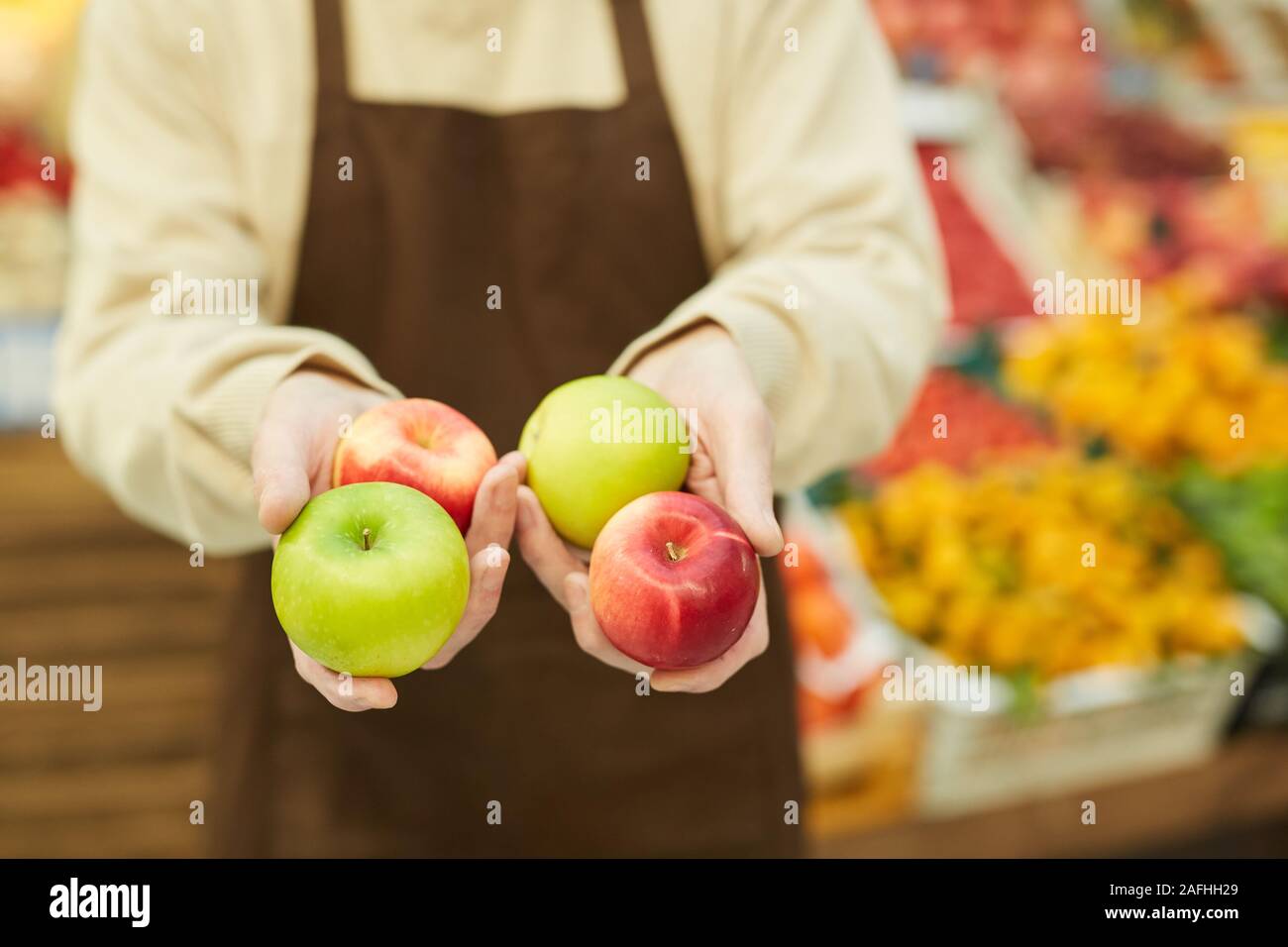 Nahaufnahme des unkenntlich Mann hält frische Äpfel beim Verkauf von Obst und Gemüse bei Farmers Market, Kopie Raum Stockfoto