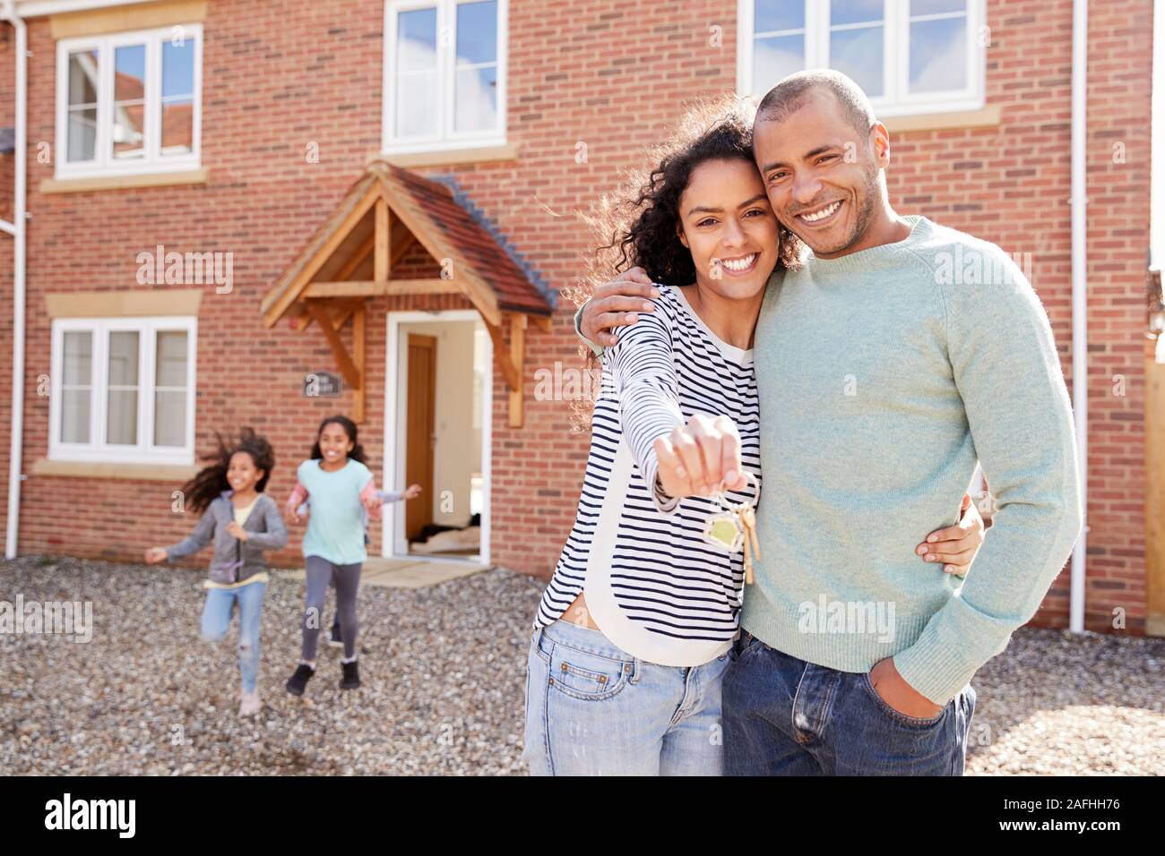 Porträt der Familie Holding Tasten außerhalb Neues Zuhause stehen auf beweglicher Tag Stockfoto