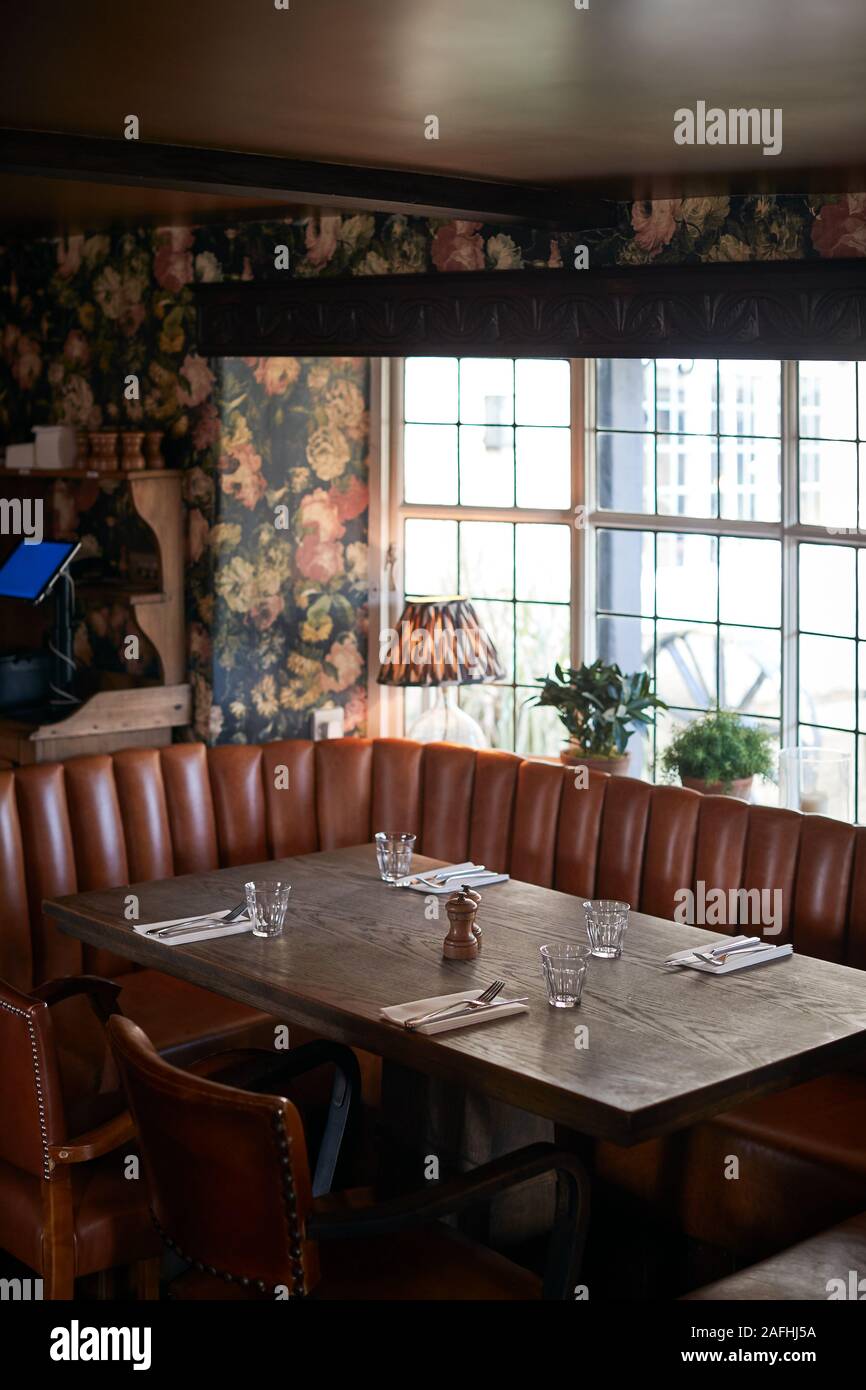 Interieur eines Hauses, dachbodenumwandlung Schlafzimmer über Treppen Geländer gesehen Stockfoto