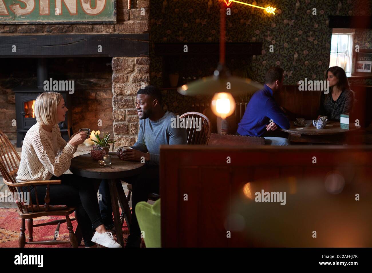 Ecke ein modernes Schlafzimmer mit einem Bett und Schreibtisch Stockfoto