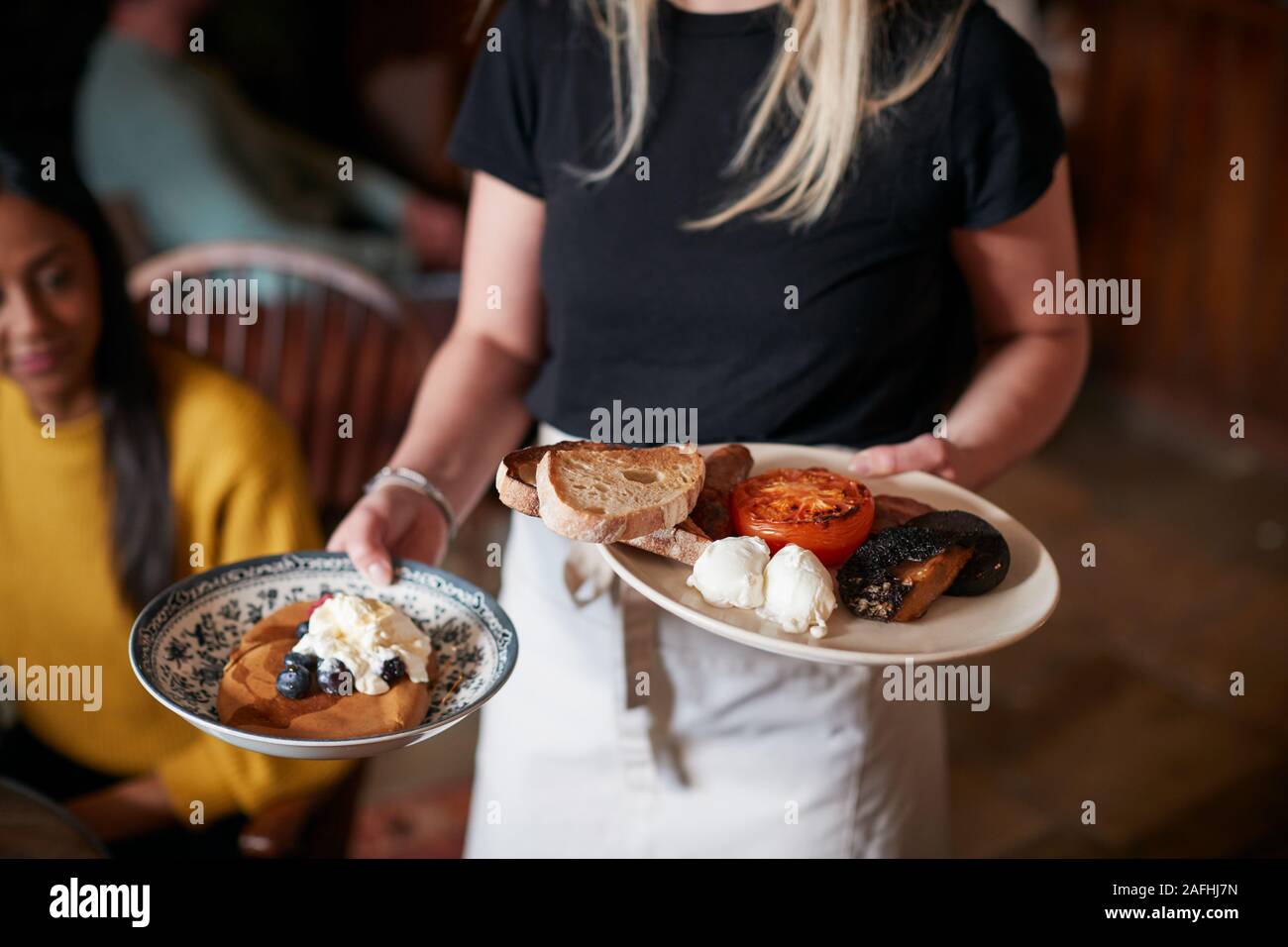 Modernes Schlafzimmer Innenraum, vom Eingang gesehen Stockfoto
