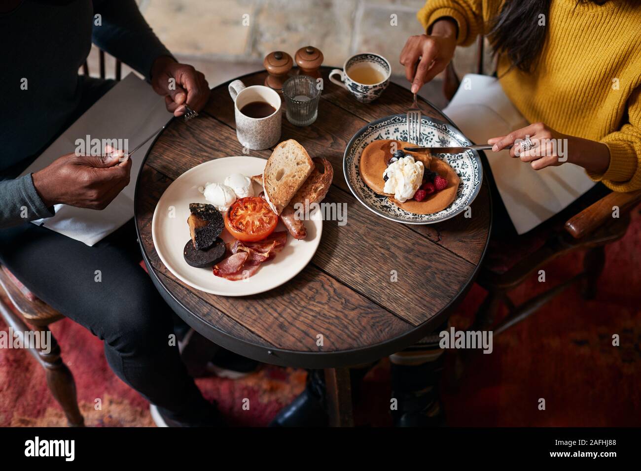 Wohnzimmer und Küche in der neu renovierten Haus Stockfoto
