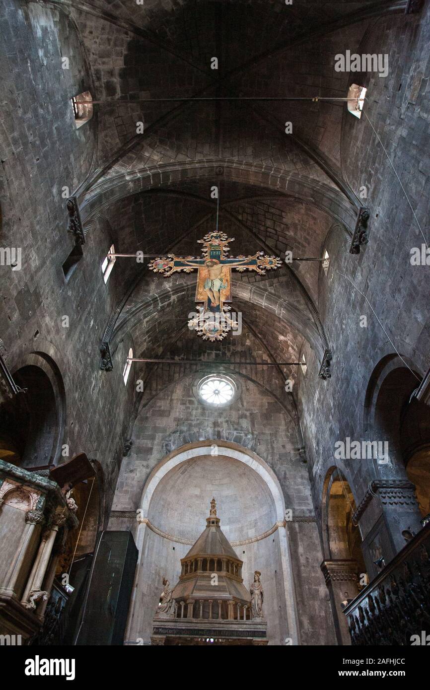 Das Innere der Kathedrale von St. Lawrence (die Kathedrale Sv. Lovre) in der historischen Stadt Trogir, Kroatien. Stockfoto