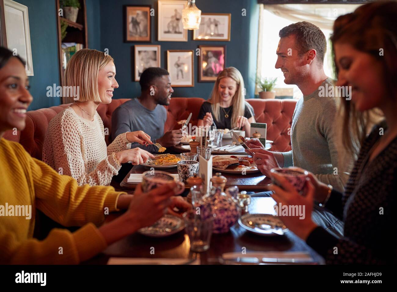 Frontansicht und Vorgarten eines kleinen Reihenhaus Stockfoto