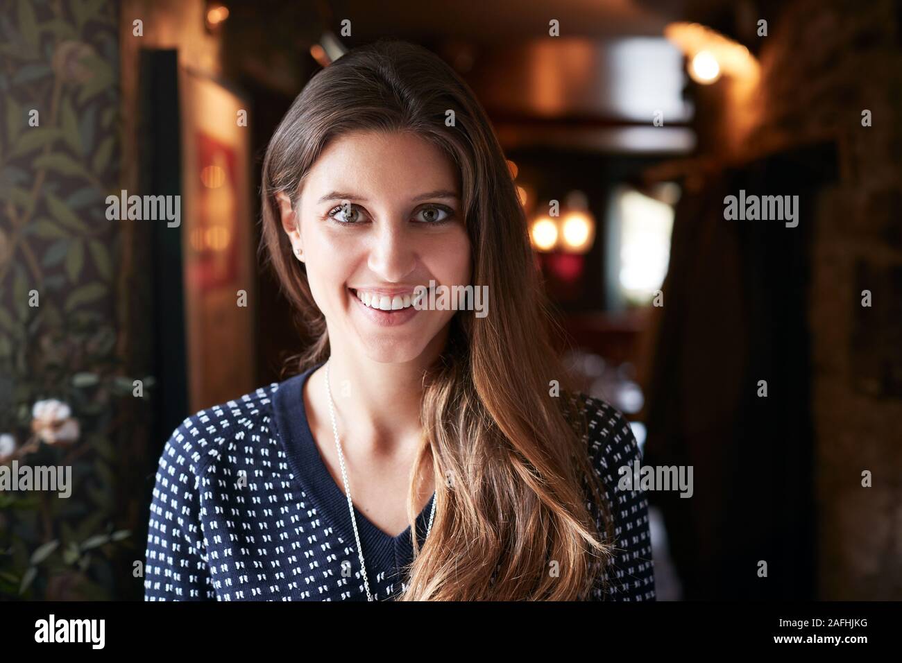 Portrait der Dame am Empfang arbeiten im Hotel Check-in Stockfoto
