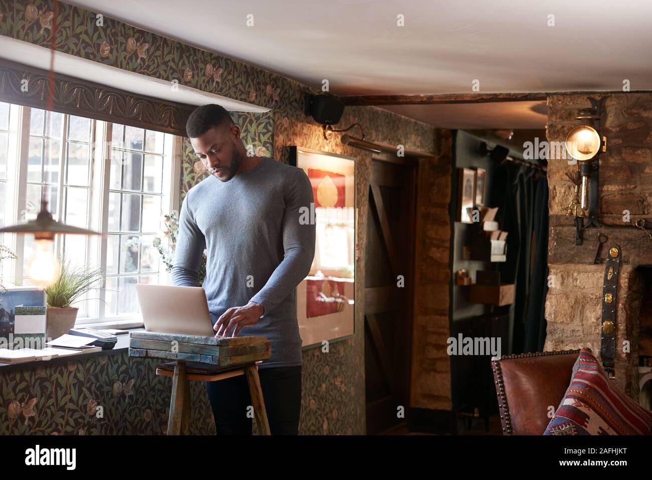 Männliche Mitarbeiter an der Rezeption Arbeiten am Laptop im Hotel Check-in Stockfoto