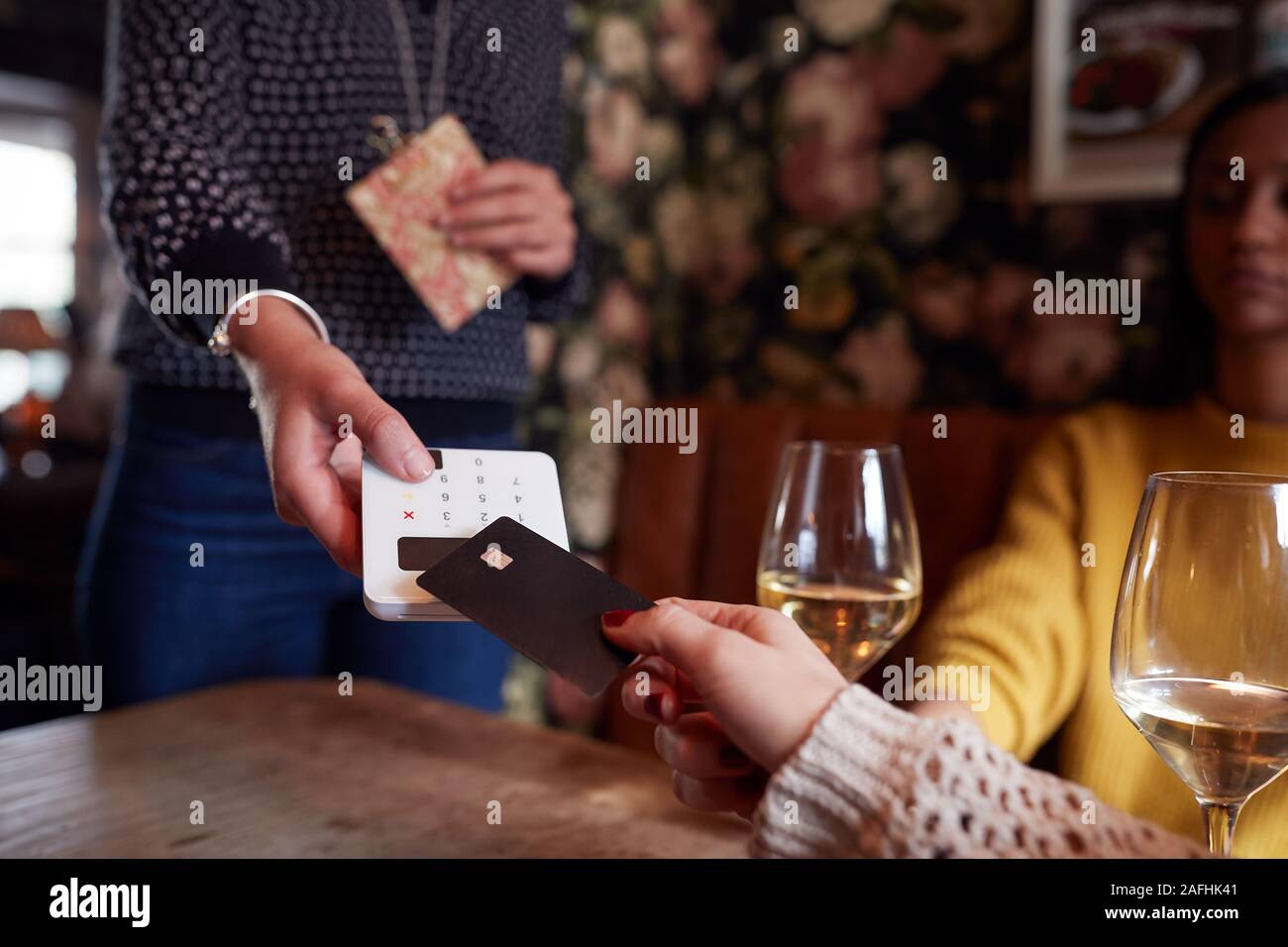 Nahaufnahme des Kunden die Zahlung im Hotel Restaurant mit berührungsloser Kartenleser Stockfoto