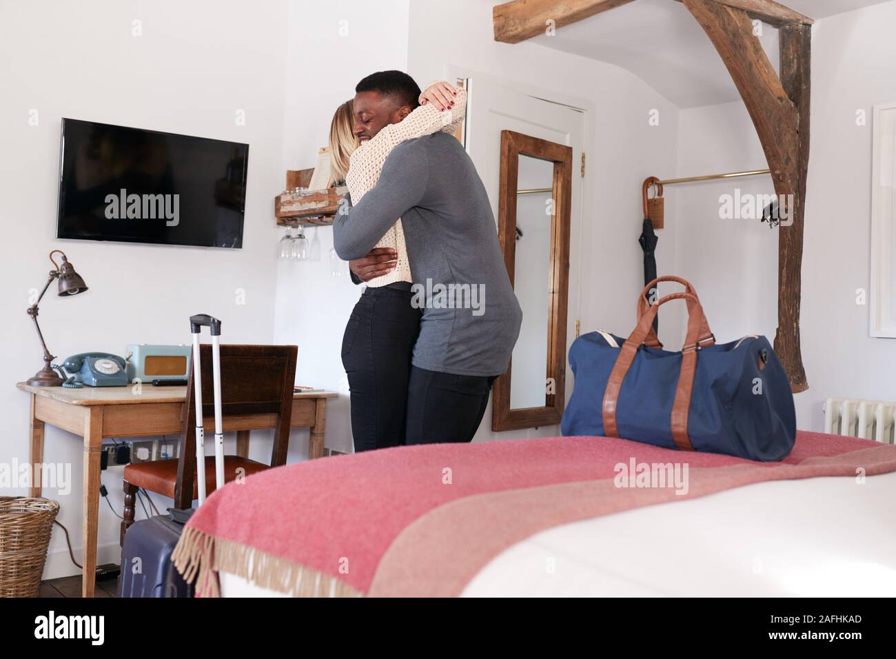 Paar Ausgaben Romantisches Wochenende Umarmen im Hotel Zimmer Stockfoto