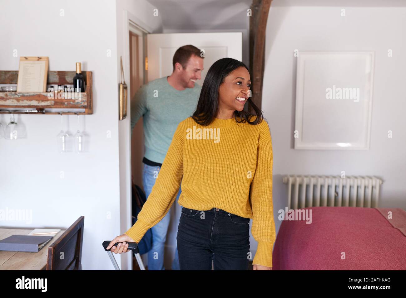 Paar Ausgaben Romantisches Wochenende Öffnen der Tür des Hotel Zimmer Stockfoto