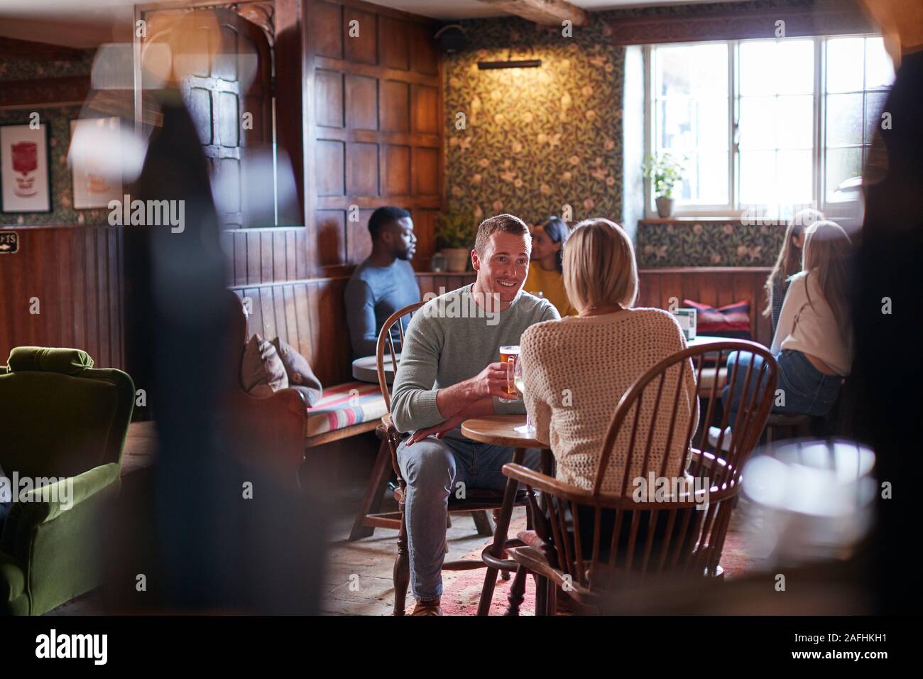 Paar treffen zum Mittagessen Getränke im traditionellen englischen Pub, einen Toast Stockfoto