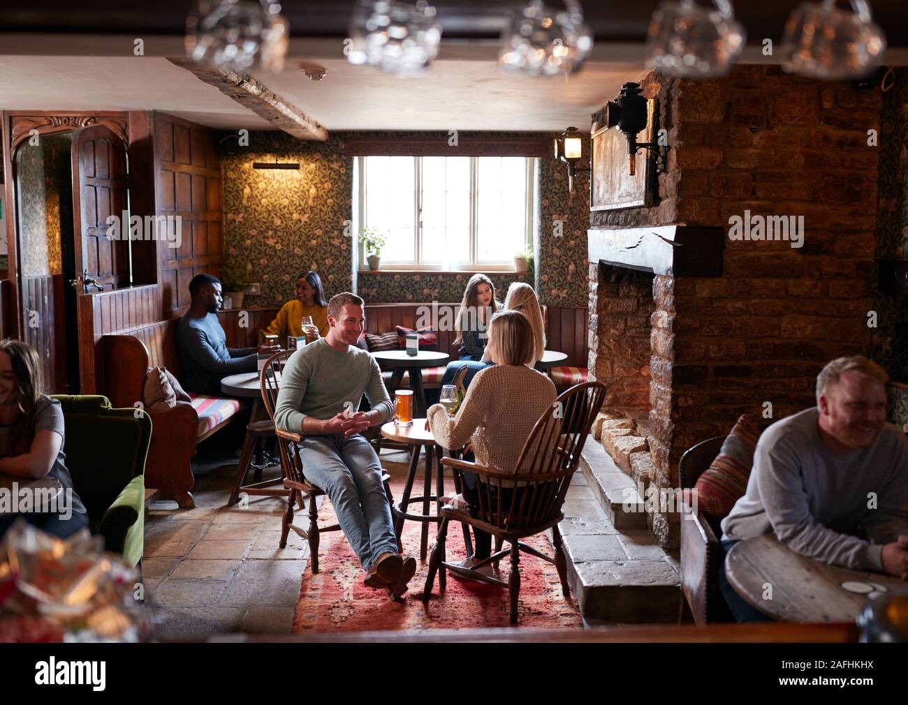 Paar treffen zum Mittagessen Getränke in traditioneller englischer Pub. Stockfoto