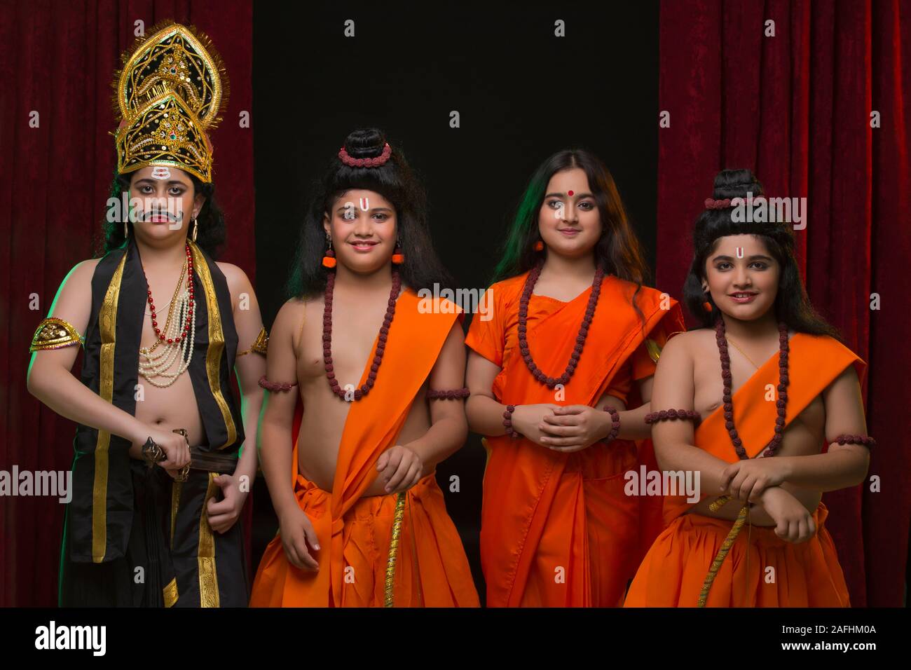 Kinder gekleidet, mythologische Figuren auf der Bühne Stockfoto