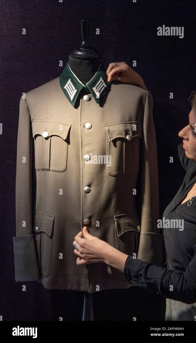 Bonhams, London, UK. 16. Dezember 2019. Unterhaltung Erinnerungsstücke verkauf Vorschau. Der Verkauf findet am 17. Dezember bei Bonhams Knightsbridge. Bild: Wo Adler wagen: Richard Burton's Military-style Jacke getragen für seine Rolle als 'Major John Smith', MGM, 1968, Schätzpreis: £ 6,000-8,000. Credit: Malcolm Park/Alamy Leben Nachrichten. Stockfoto Bonhams, London, UK. 16. Dezember 2019. Unterhaltung Erinnerungsstücke verkauf Vorschau. Der Verkauf findet am 17. Dezember bei Bonhams Knightsbridge. Bild: Wo Adler wagen: Richard Burton's Military-style Jacke getragen für seine Rolle als 'Major John Smith', MGM, 1968, Schätzpreis: £ 6,000-8,000. Credit: Malcolm Park/Alamy Leben Nachrichten. Stockfoto