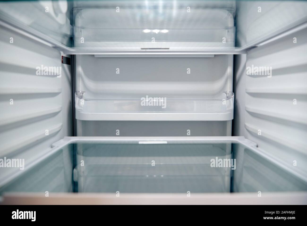 Anzeigen Suche in leeren Kühlschrank mit geschlossener Tür Stockfoto