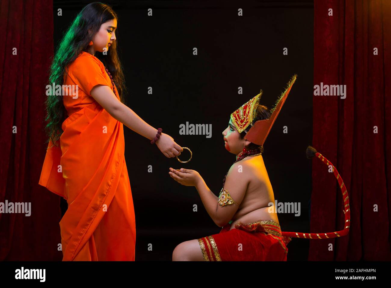 Kind verkleidet als ravan Handeln auf der Bühne Stockfoto