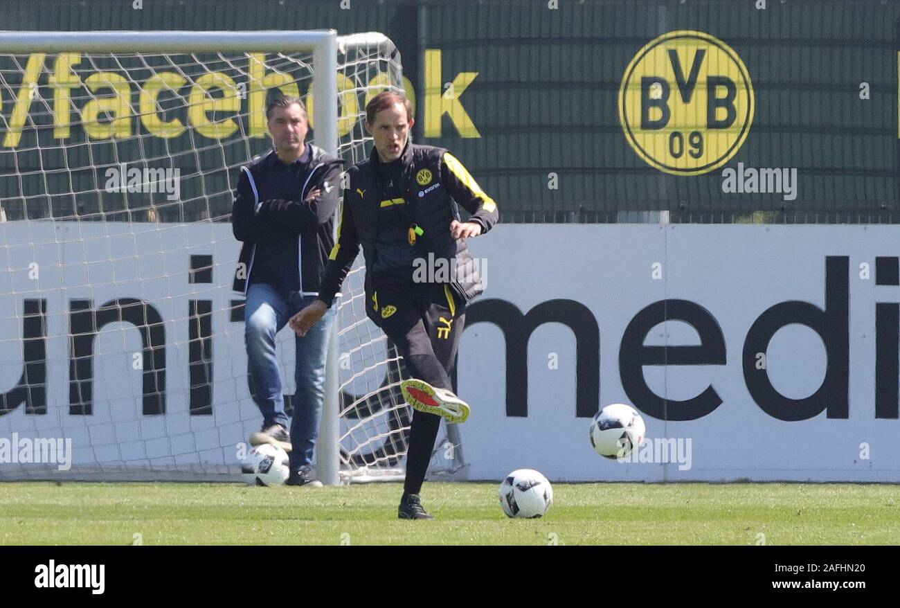 Dortmund, Deutschland. 10. Mai, 2017 firo: 10.05.2017, Fussball, 1.Bundesliga, Saison bis einschließlich WS 2016/2017 BVB, Borussia Dortmund, Training Manager Michael ZORC stellt Trainer Thomas Tuchel | Verwendung der weltweiten Kredit: dpa/Alamy leben Nachrichten Stockfoto