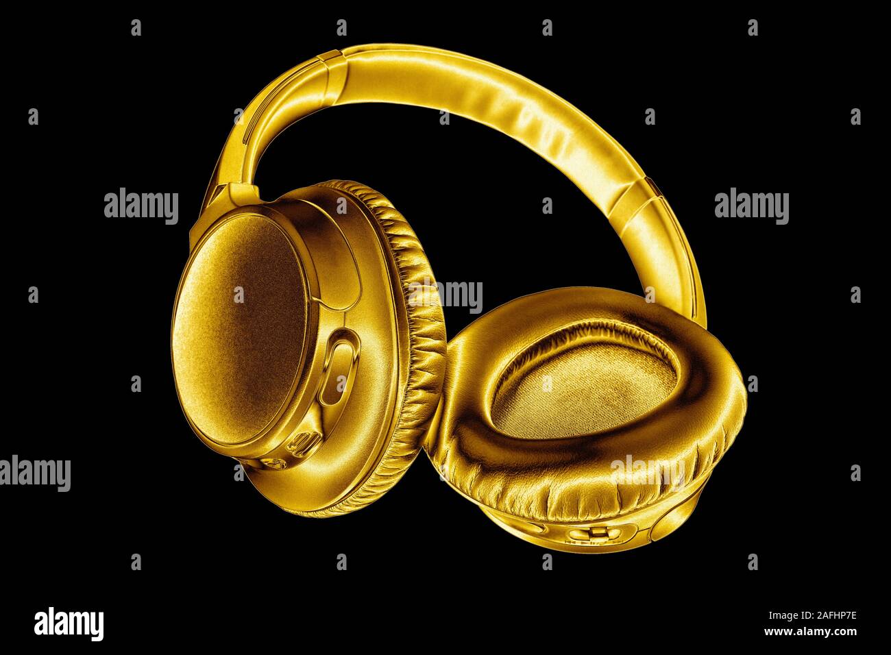 Golden glänzenden kabellose Kopfhörer auf schwarzem Hintergrund isoliert,  Luxus gold metal Bluetooth Headset, moderne high end Wi-fi gelb Ohrhörer  Stockfotografie - Alamy