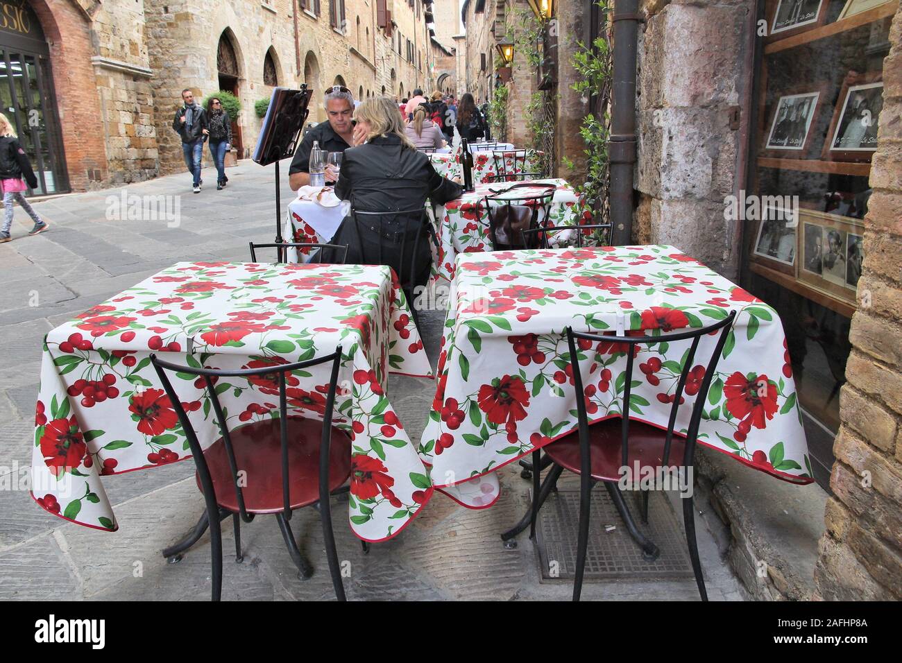 SAN GIMIGNANO, ITALIEN - 2. Mai 2015: die Menschen besuchen Sie die Altstadt von San Gimignano. Die mittelalterliche Stadt ist ein UNESCO-Weltkulturerbe seit 1990. Stockfoto