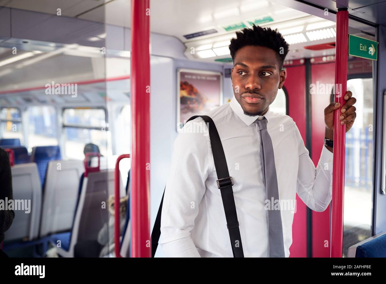 Unternehmer im Zug pendeln zur Arbeit stehend Stockfoto