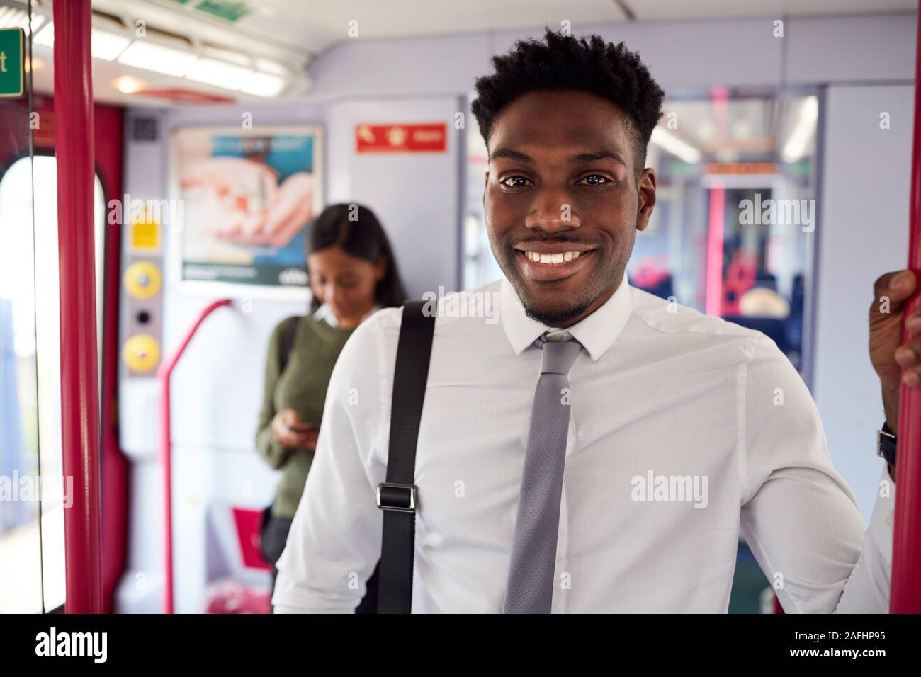 Portrait von lächelnden Geschäftsmann in Zug pendeln zur Arbeit Stockfoto