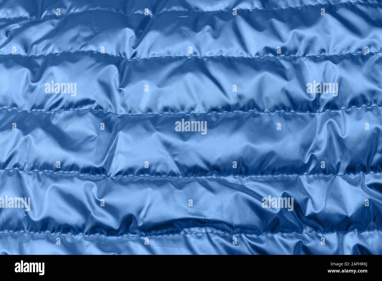 Holographische blaue Farbe zerknittert Textil. Psychedelische oder holographischen Hintergrundbild. Stockfoto