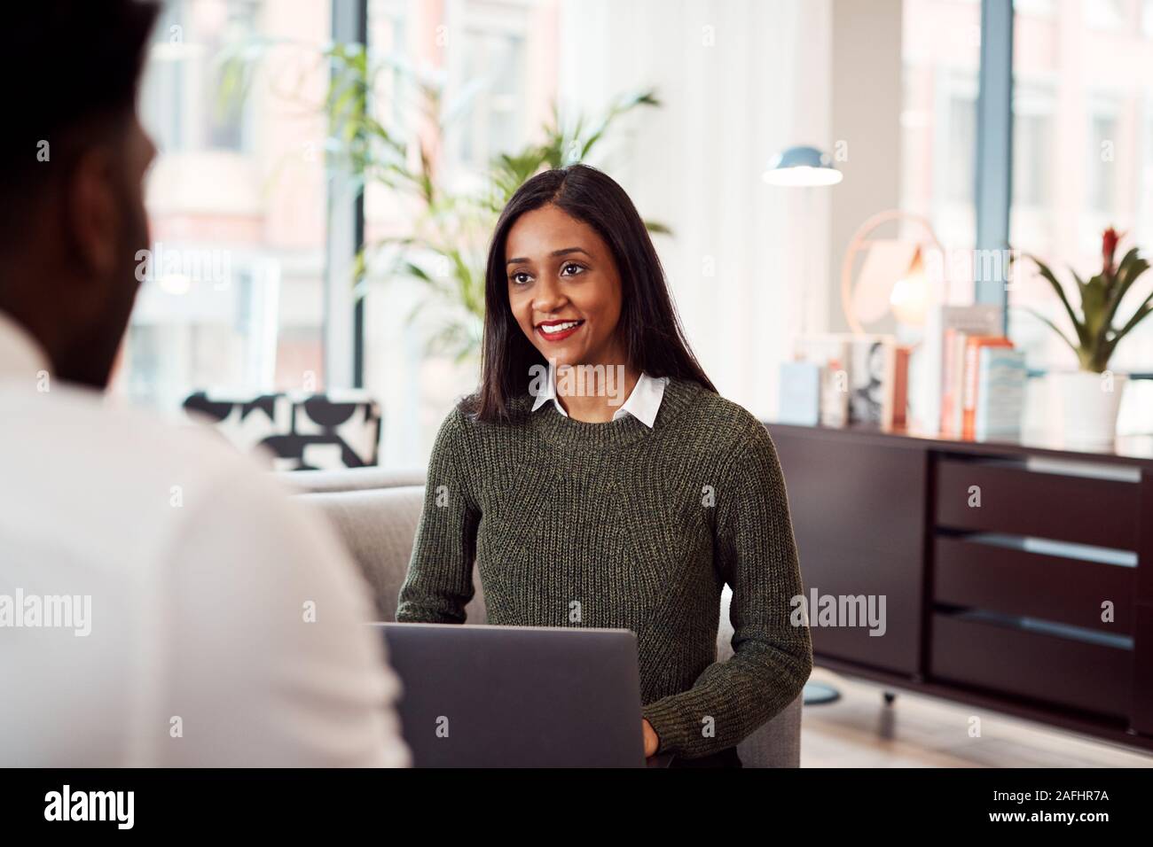 Geschäftsfrau Befragung von männlichen Kandidaten in der Sitzecke moderne Büro Stockfoto