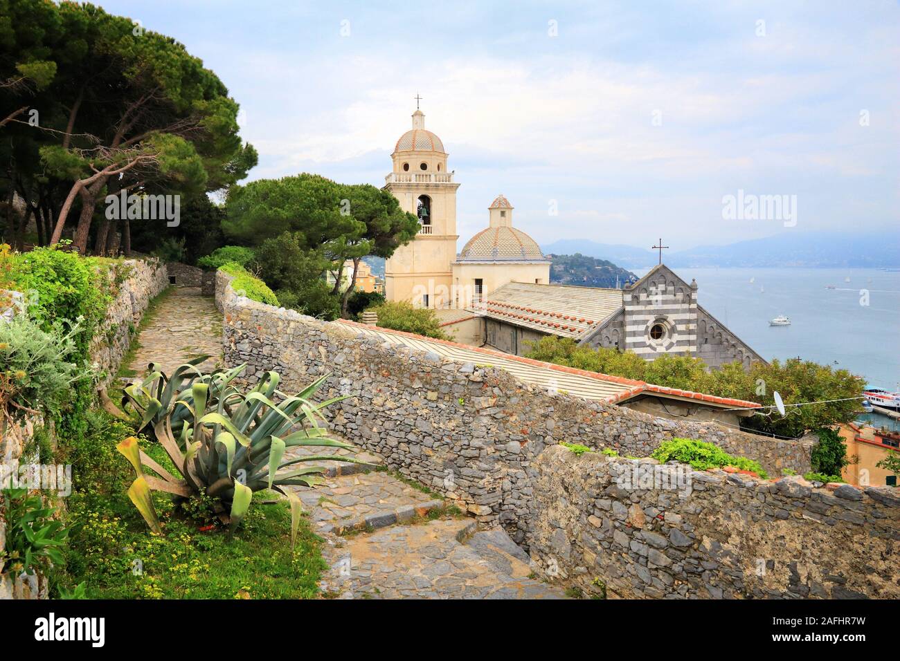 Portovenere Stadt, UNESCO Weltkulturerbe in Italien. Weiße Madonna Heiligtum Kirche (Santuario della Madonna Bianca). Stockfoto