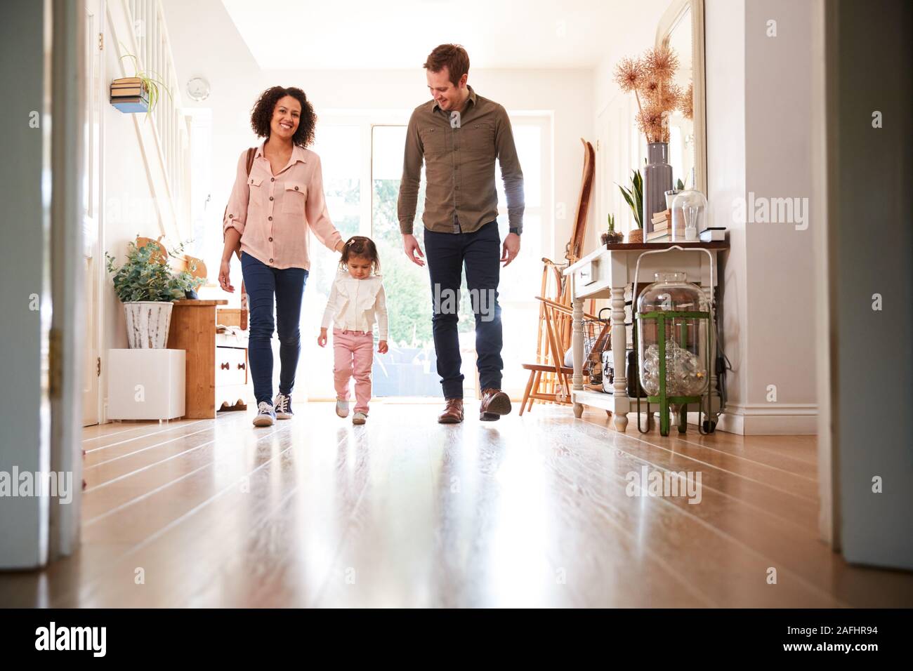 Familie mit einem Kind nach Hause nach Reise heraus Stockfoto