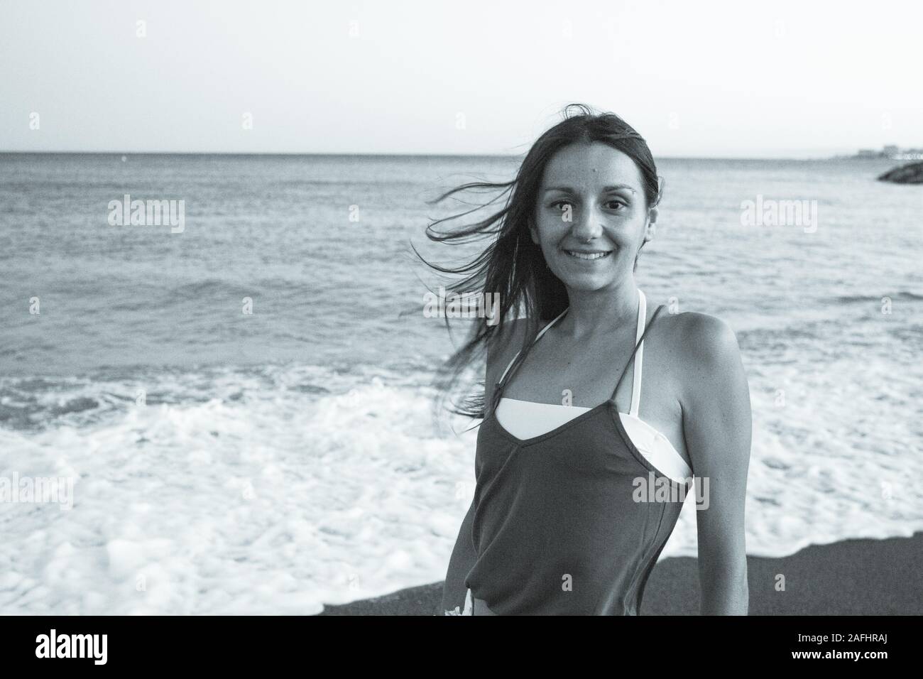 Mujer joven en la playa de Muy actitud Positiva y Feliz. Precioso atardecer Stockfoto