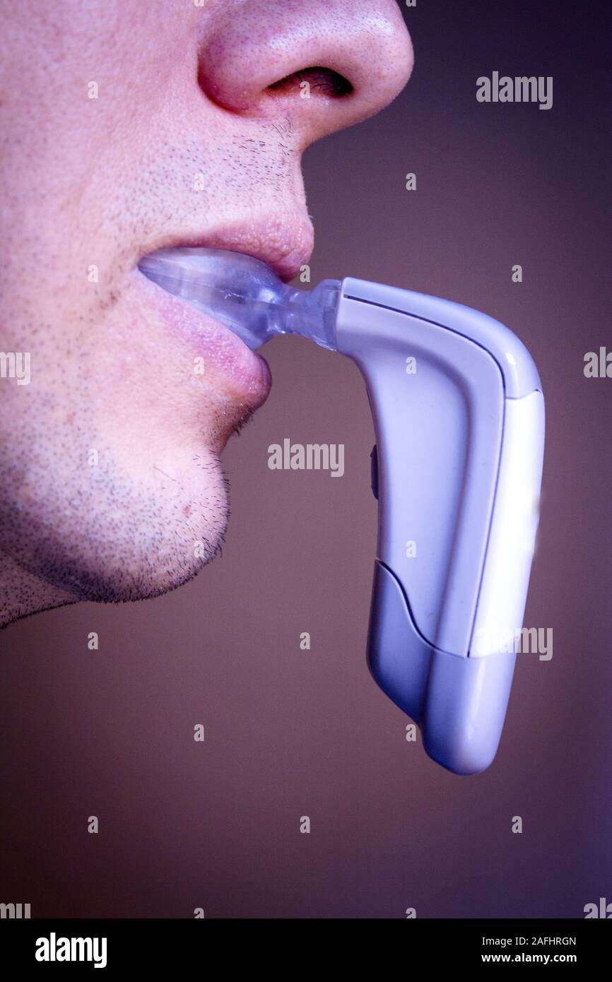 Vibrator fr Zahnspangen in den Mund eines Mannes Stockfotografie - Alamy