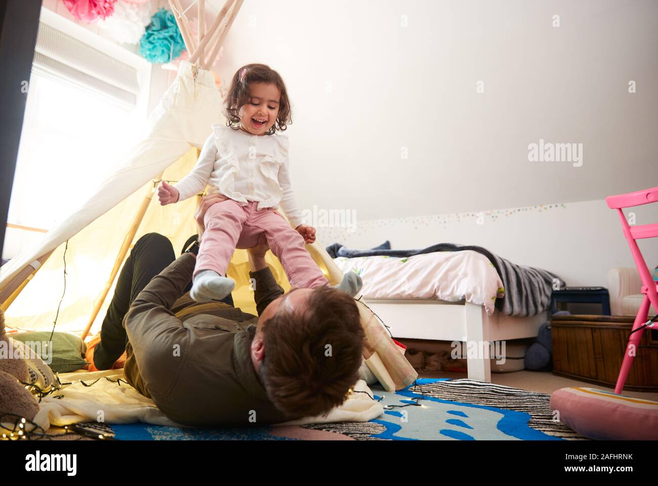 Einzelnen Vater spielt mit Tochter in der Höhle im Schlafzimmer zu Hause Stockfoto