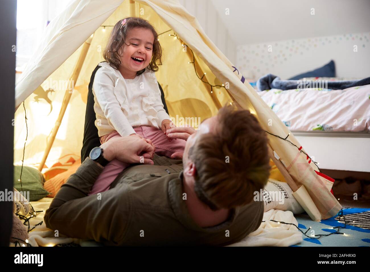 Einzelnen Vater spielt mit Tochter in der Höhle im Schlafzimmer zu Hause Stockfoto