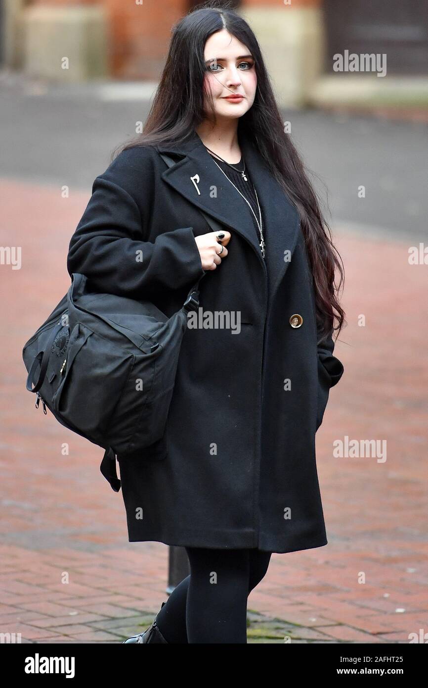 Alice Schneider, 22,, der leugnet die Mitgliedschaft der Nationalen Aktion, eine verbotene Neonazistische terroristische Gruppe, an der Birmingham Crown Court ankommen. Stockfoto