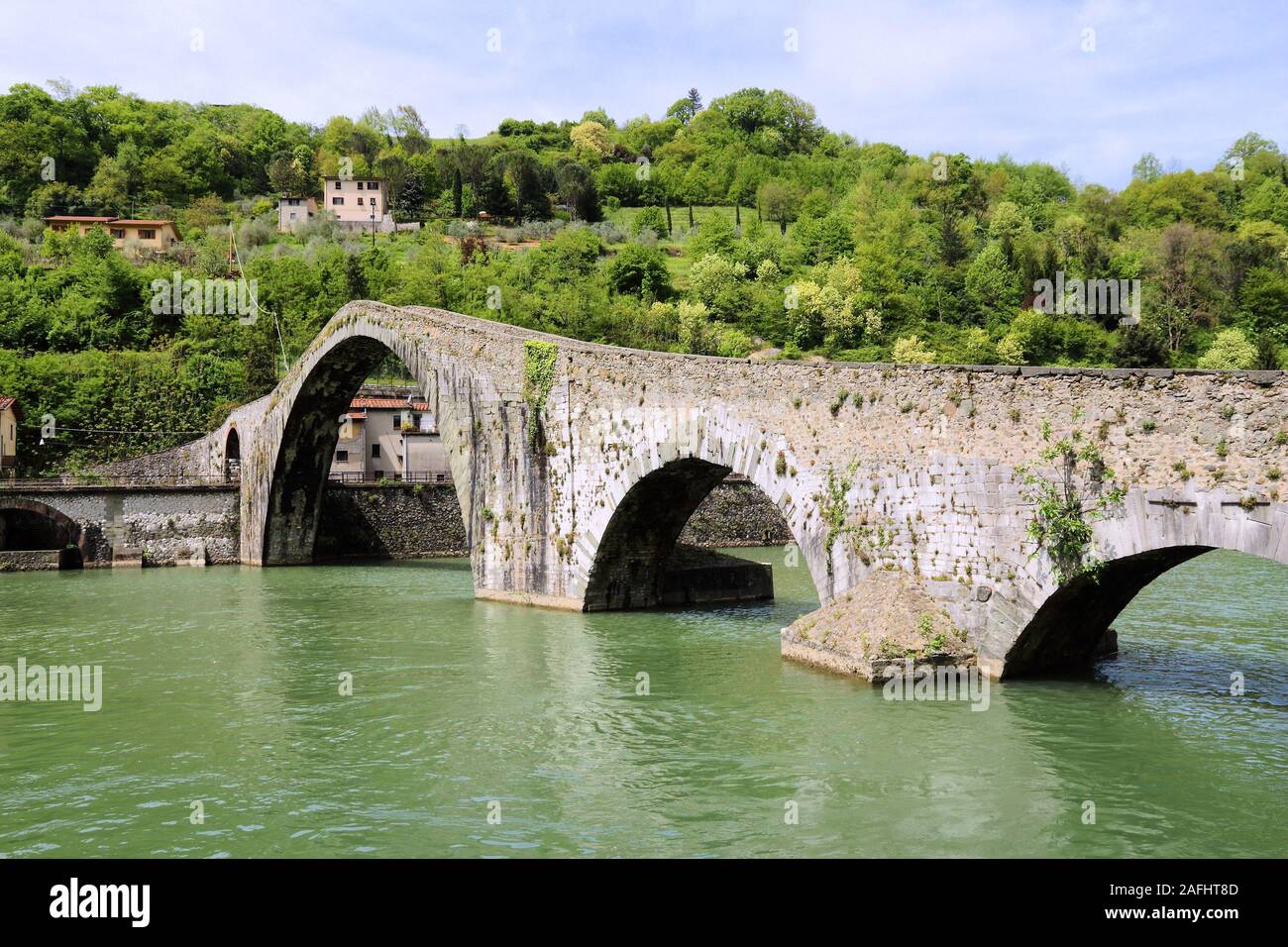 Ponte della Maddalena - wichtige mittelalterliche Brücke in Italien. Teil der historischen Via Francigena Handelsweg in der Toskana. Auch als Devil's Bridge bekannt. Stockfoto