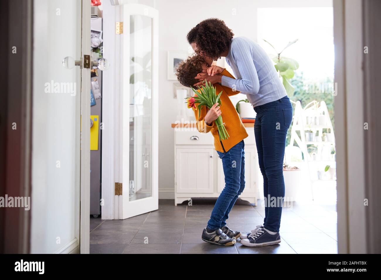 Lieben Sohn, Mutter Blumen zu feiern Muttertag zu Hause Stockfoto