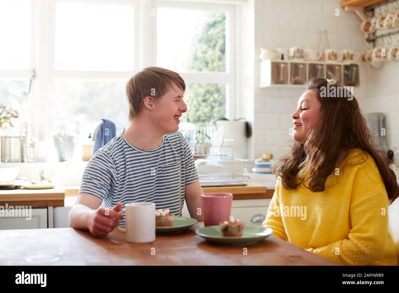 Junge Abstiegsyndrom Paar beim Kaffee und Kuchen in der Küche zu Hause. Stockfoto