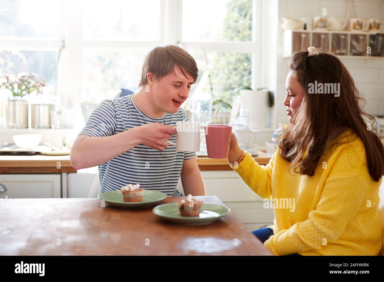 Junge Abstiegsyndrom Paar beim Kaffee und Kuchen in der Küche zu Hause. Stockfoto