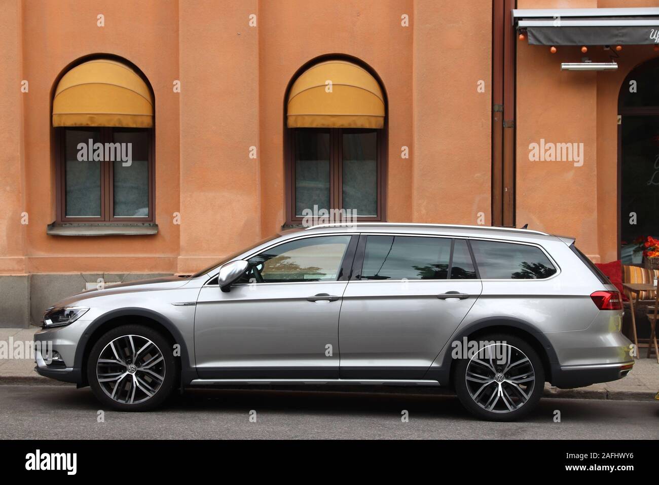 STOCKHOLM, Schweden - 24. AUGUST 2018: Silber VW Passat Kombi Alltrack Familie Auto in Stockholm, Schweden geparkt. Es gibt 4,8 Millionen Pkw c Stockfoto